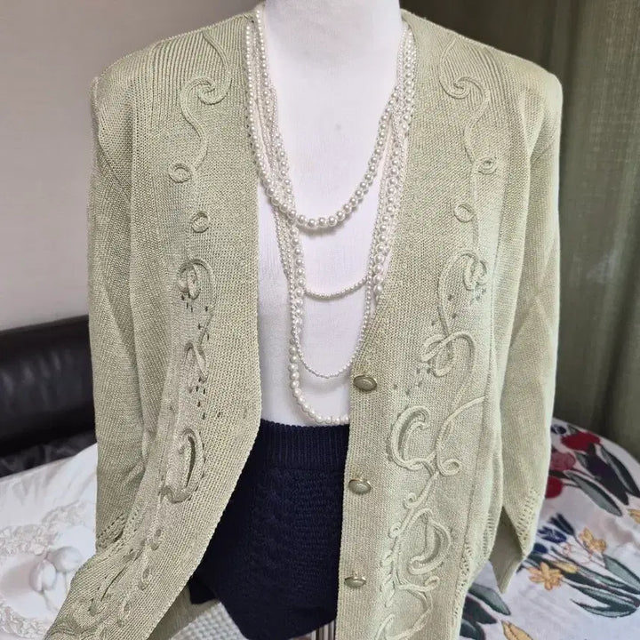 [BUNJANG] Embroidered Loose Fit Knit Jacket / 세련 자수디테일 루즈핏 니트자켓