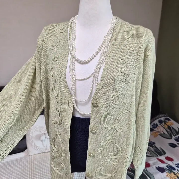 [BUNJANG] Embroidered Loose Fit Knit Jacket / 세련 자수디테일 루즈핏 니트자켓