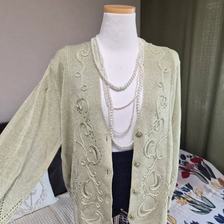 [BUNJANG] Embroidered Loose Fit Knit Jacket / 세련 자수디테일 루즈핏 니트자켓