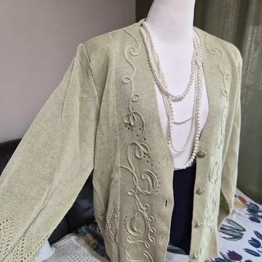 [BUNJANG] Embroidered Loose Fit Knit Jacket / 세련 자수디테일 루즈핏 니트자켓