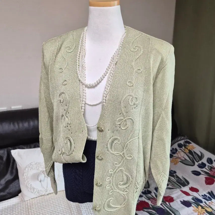 [BUNJANG] Embroidered Loose Fit Knit Jacket / 세련 자수디테일 루즈핏 니트자켓