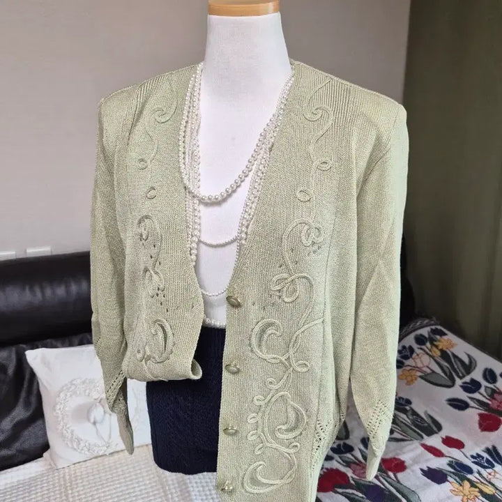 [BUNJANG] Embroidered Loose Fit Knit Jacket / 세련 자수디테일 루즈핏 니트자켓