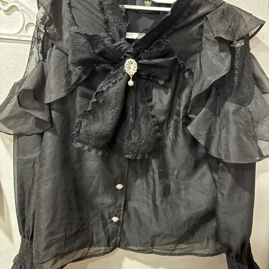 [SOLD OUT] 로지타 러플블라우스 디마럽리즈리사앙크루즈버블즈시허니트라바스도쿄