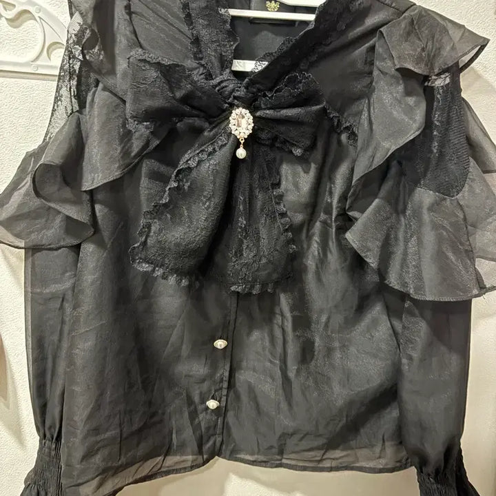 [SOLD OUT] 로지타 러플블라우스 디마럽리즈리사앙크루즈버블즈시허니트라바스도쿄
