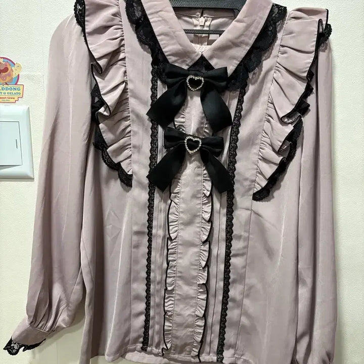 [BUNJANG] Liz Lisa Ribbon Ruffle Blouse / 로지타 리본블라우스 러플블라우스어깨트임앙크루즈디마럽리즈리사시허니미셸