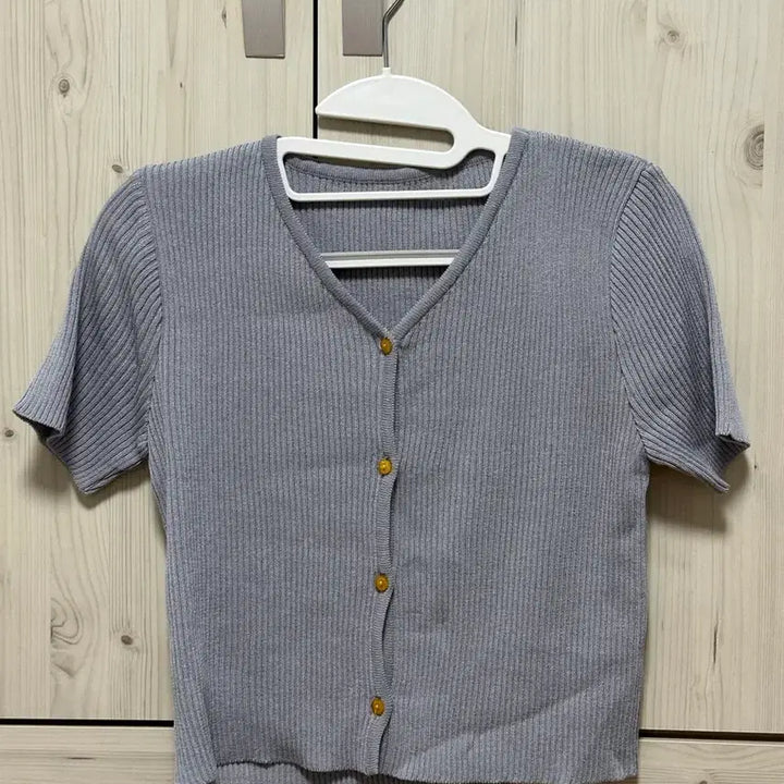[BUNJANG] V-Neck Short-Sleeve Knit Cardigan / 브이넥 반팔 니트 가디건 (교신 가능)