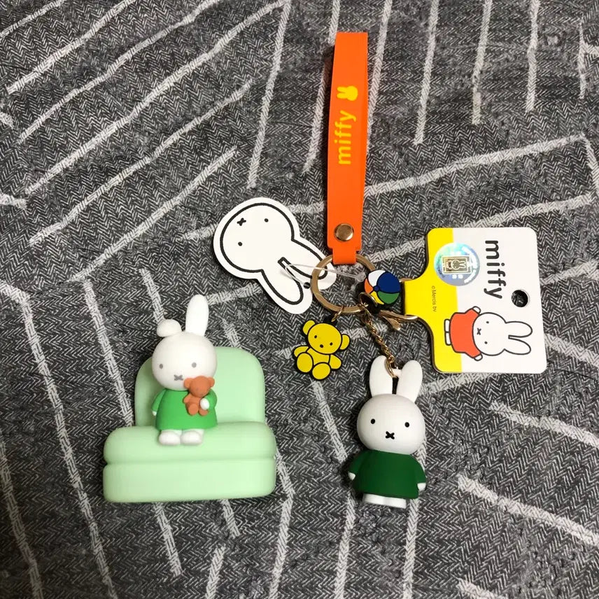 [BUNJANG] Miffy Sofa Figure &amp; Keychain Set / 미피 쇼파피규어&amp;키링 세트