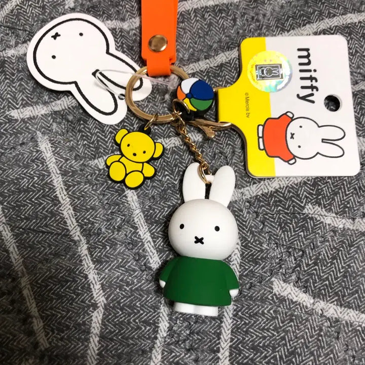 [BUNJANG] Miffy Sofa Figure &amp; Keychain Set / 미피 쇼파피규어&amp;키링 세트