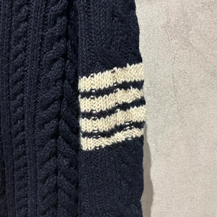 [SOLD OUT] [A+ / 2사이즈] 톰브라운 사선완장 아란케이블 니트 네이비