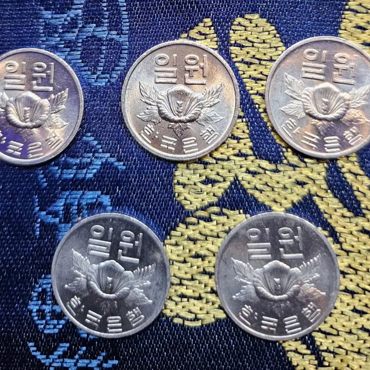 [BUNJANG] 1982 Bank of Korea 1 Won Coin Bundle (5 Pieces) / 1982년 한국은행 1원 동전 5개 일괄