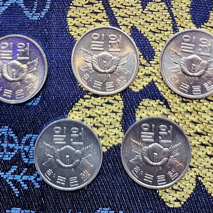 [BUNJANG] 1979 Bank of Korea 1 Won Coin Bundle Set (5 coins) / 1979년 한국은행 1원 동전 5개 일괄