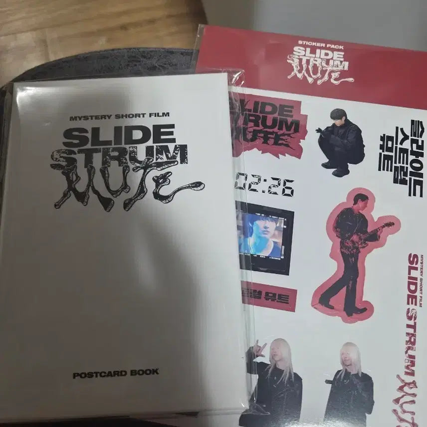 [SOLD OUT] 우즈 슬라이드 스트럼 뮤트 포스트카드북 + 스티커팩 세트