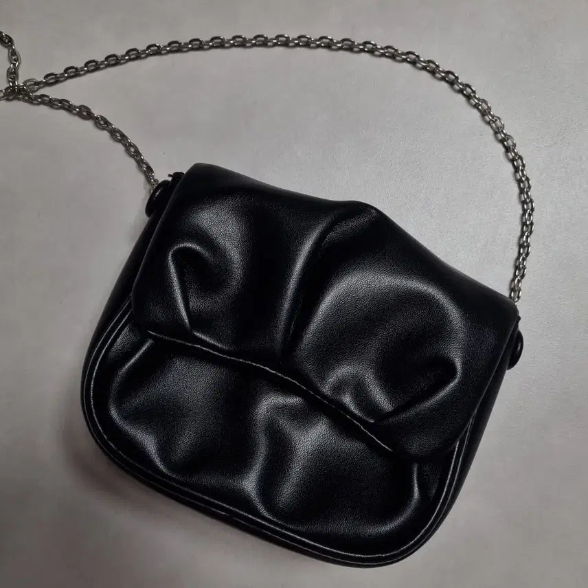 [BUNJANG] Gathered Flap Chain Crossbody Shoulder Bag / 셔링 플랩 체인 크로스백 숄더백