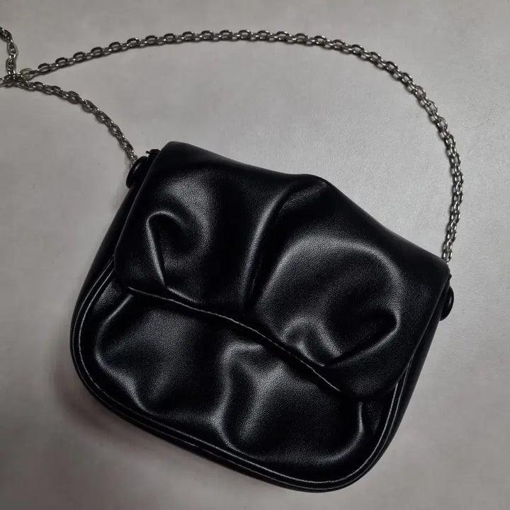 [BUNJANG] Gathered Flap Chain Crossbody Shoulder Bag / 셔링 플랩 체인 크로스백 숄더백
