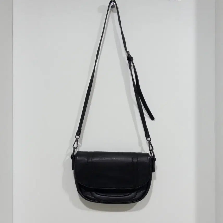 [BUNJANG] Simple Half-Moon Leather Crossbody Bag / 블랙 심플 하프문 레더 크로스백 / 마뗑킴st