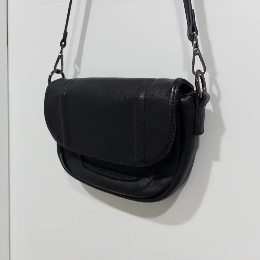 [BUNJANG] Simple Half-Moon Leather Crossbody Bag / 블랙 심플 하프문 레더 크로스백 / 마뗑킴st