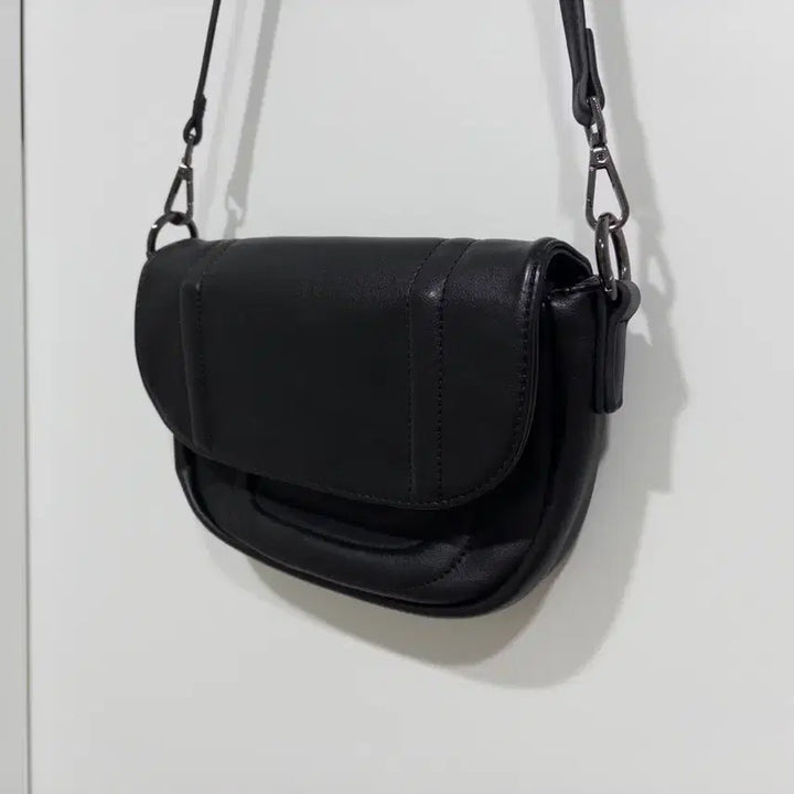 [BUNJANG] Simple Half-Moon Leather Crossbody Bag / 블랙 심플 하프문 레더 크로스백 / 마뗑킴st