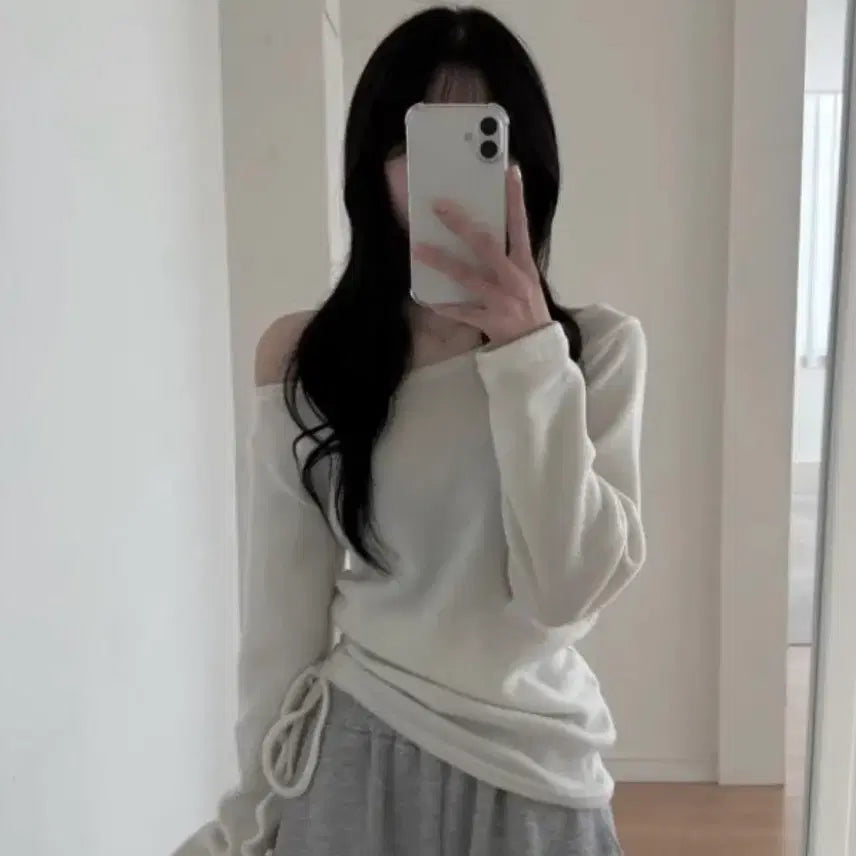 [BUNJANG] Off-the-shoulder Shirring Long Sleeve T-Shirt / [핏대박/포근] 오프숄더 가능! 여리 퓨어 셔링 긴팔 티셔츠