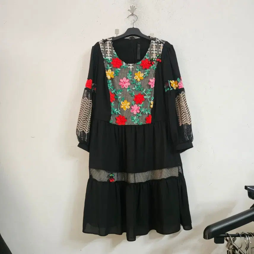 [BUNJANG] Black Long Dress with Flower Embroidery / 플라워 자수 블랙 롱 원피스