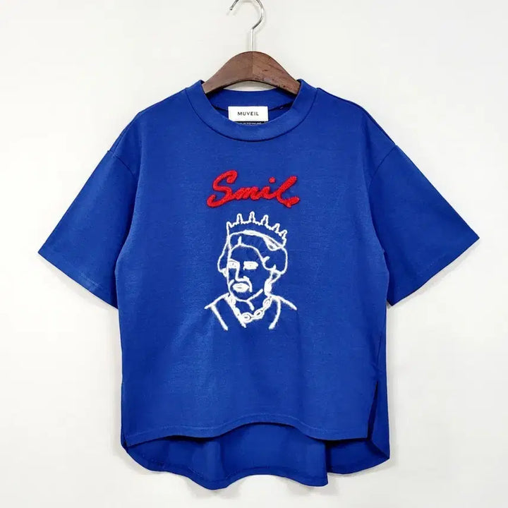 [BUNJANG] Mubail Smile Blue Queen Embroidery Short Sleeve T-Shirt / +뮤베일 스마일 블루 퀸 자수 반팔 티셔츠 Y792