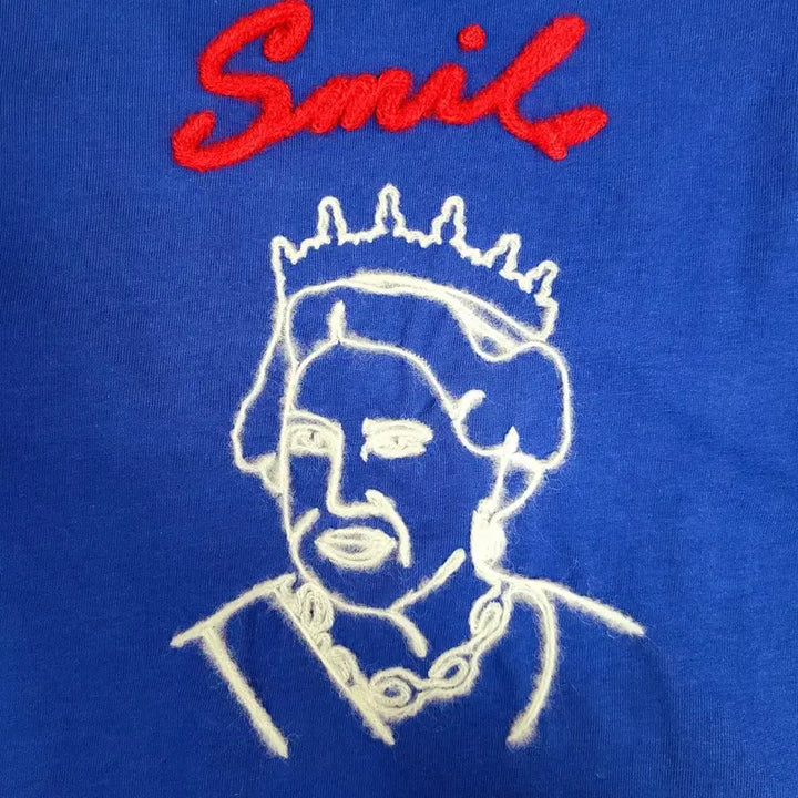 [BUNJANG] Mubail Smile Blue Queen Embroidery Short Sleeve T-Shirt / +뮤베일 스마일 블루 퀸 자수 반팔 티셔츠 Y792