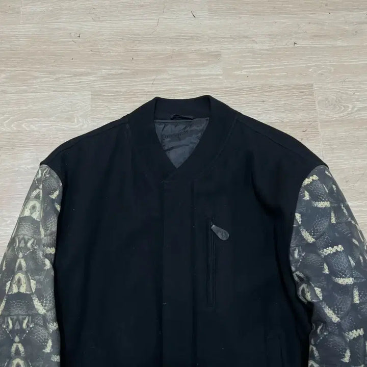 [BUNJANG] Marcelo Burlon Snake Pattern Varsity Jacket [Black] L / 마르셀로불론 스네이크 패턴 배색 스타디움 바시티 자켓 [블랙] L/100