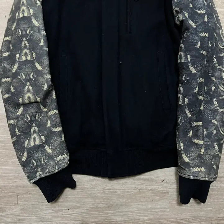[BUNJANG] Marcelo Burlon Snake Pattern Varsity Jacket [Black] L / 마르셀로불론 스네이크 패턴 배색 스타디움 바시티 자켓 [블랙] L/100