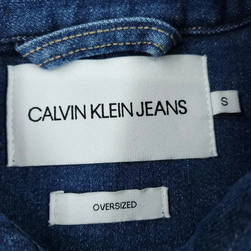 [BUNJANG] Calvin Klein Jeans Mid-Wash Oversized Four-Pocket Trucker Denim Jacket / 캘빈클라인 진스 중청워싱 오버핏 포포켓 워크웨어 트러커 데님자켓 청자켓
