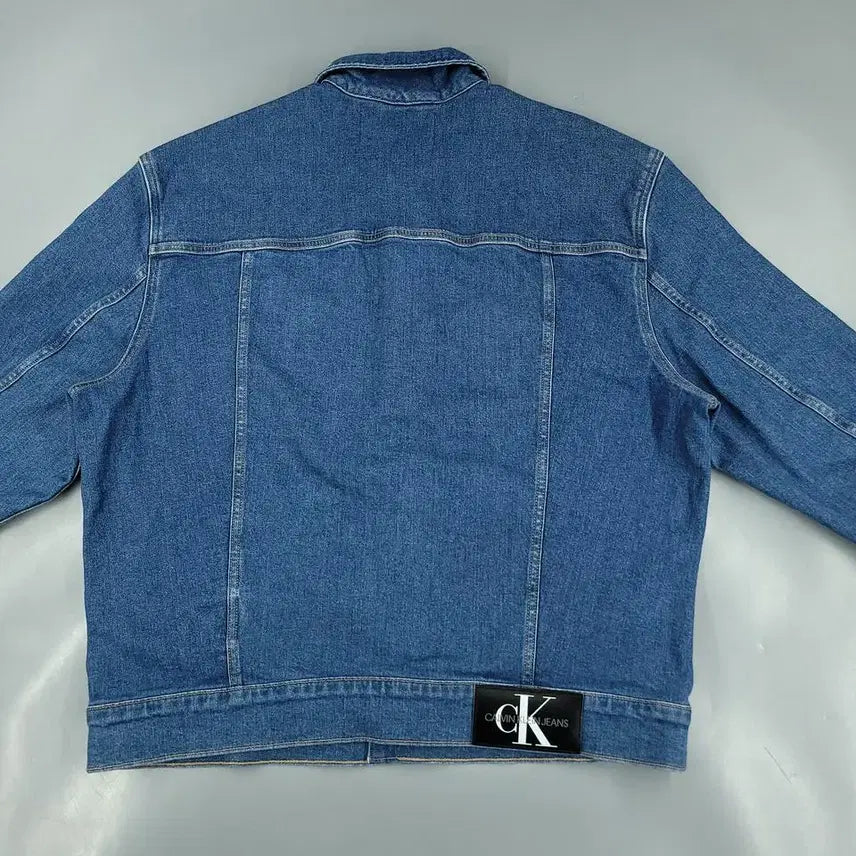 [BUNJANG] Calvin Klein Jeans Mid-Wash Oversized Four-Pocket Trucker Denim Jacket / 캘빈클라인 진스 중청워싱 오버핏 포포켓 워크웨어 트러커 데님자켓 청자켓