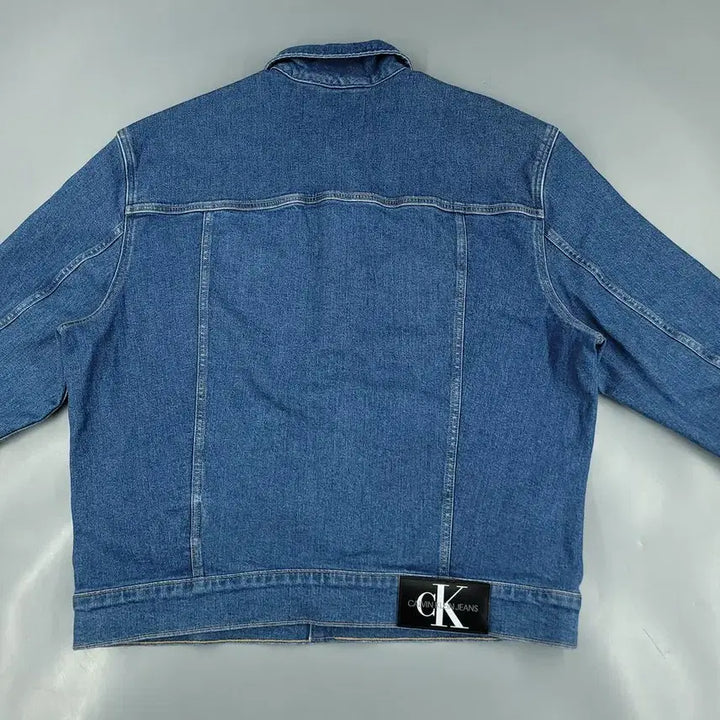 [BUNJANG] Calvin Klein Jeans Mid-Wash Oversized Four-Pocket Trucker Denim Jacket / 캘빈클라인 진스 중청워싱 오버핏 포포켓 워크웨어 트러커 데님자켓 청자켓