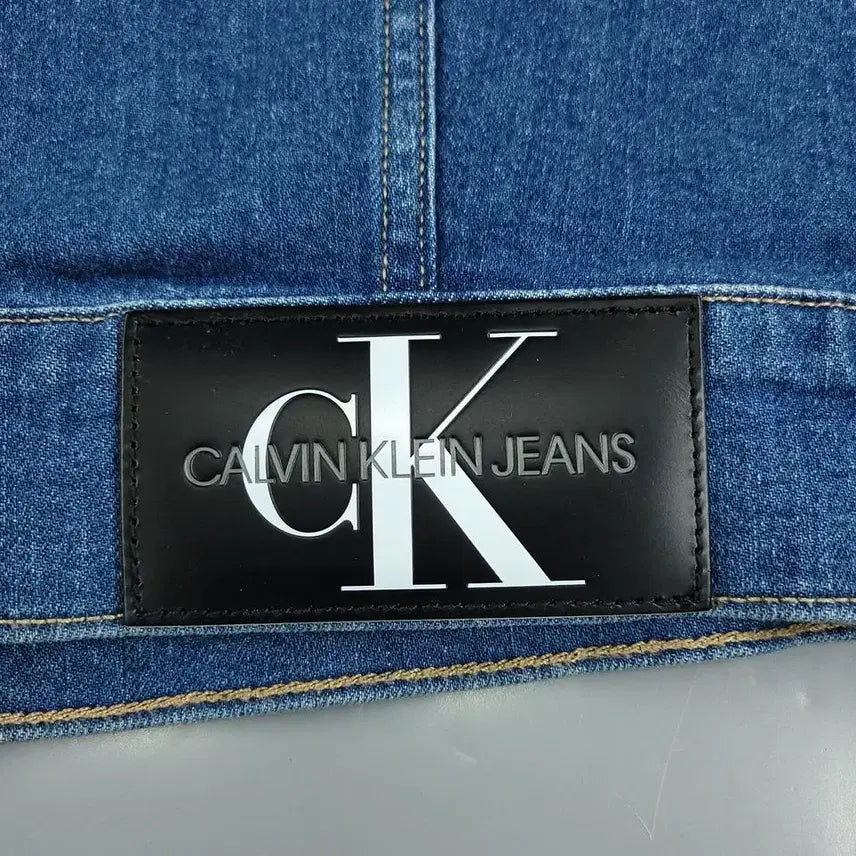 [BUNJANG] Calvin Klein Jeans Mid-Wash Oversized Four-Pocket Trucker Denim Jacket / 캘빈클라인 진스 중청워싱 오버핏 포포켓 워크웨어 트러커 데님자켓 청자켓