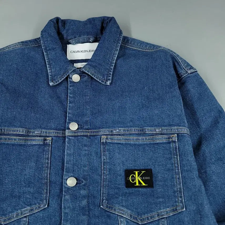 [BUNJANG] Calvin Klein Jeans Mid-Wash Oversized Four-Pocket Trucker Denim Jacket / 캘빈클라인 진스 중청워싱 오버핏 포포켓 워크웨어 트러커 데님자켓 청자켓