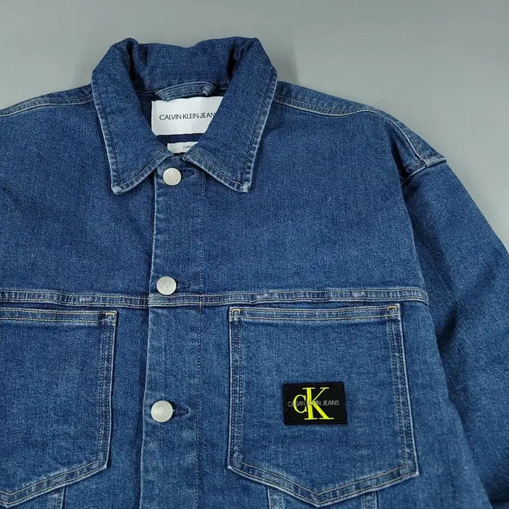 [BUNJANG] Calvin Klein Jeans Mid-Wash Oversized Four-Pocket Trucker Denim Jacket / 캘빈클라인 진스 중청워싱 오버핏 포포켓 워크웨어 트러커 데님자켓 청자켓