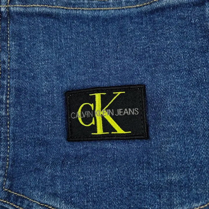 [BUNJANG] Calvin Klein Jeans Mid-Wash Oversized Four-Pocket Trucker Denim Jacket / 캘빈클라인 진스 중청워싱 오버핏 포포켓 워크웨어 트러커 데님자켓 청자켓