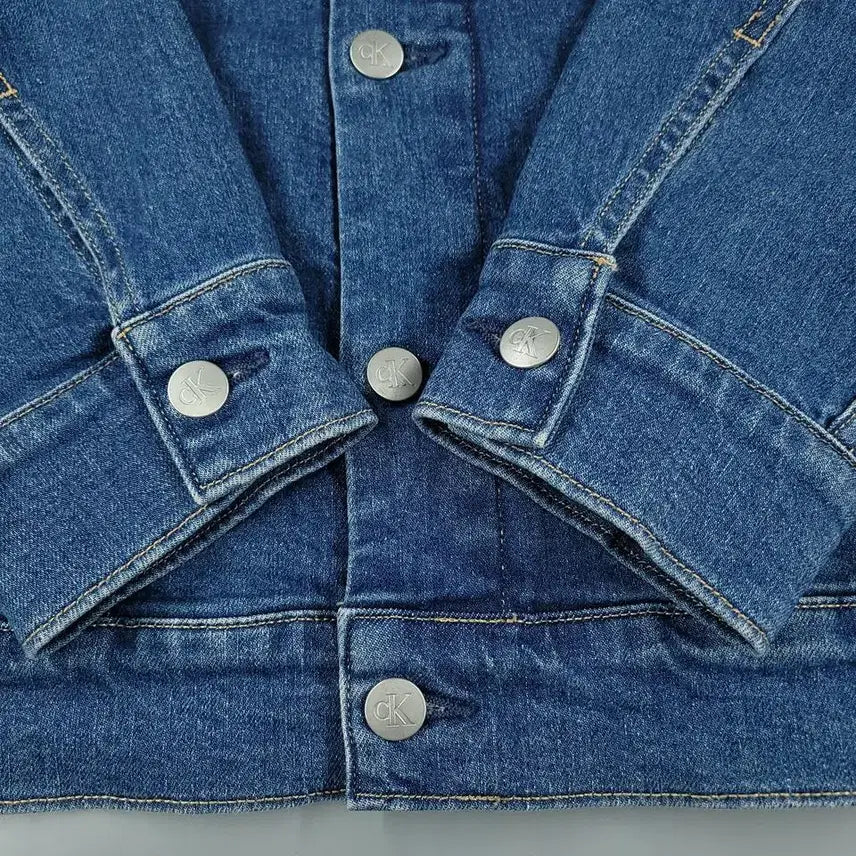 [BUNJANG] Calvin Klein Jeans Mid-Wash Oversized Four-Pocket Trucker Denim Jacket / 캘빈클라인 진스 중청워싱 오버핏 포포켓 워크웨어 트러커 데님자켓 청자켓