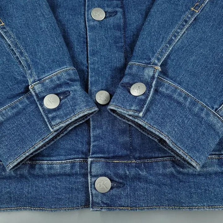 [BUNJANG] Calvin Klein Jeans Mid-Wash Oversized Four-Pocket Trucker Denim Jacket / 캘빈클라인 진스 중청워싱 오버핏 포포켓 워크웨어 트러커 데님자켓 청자켓