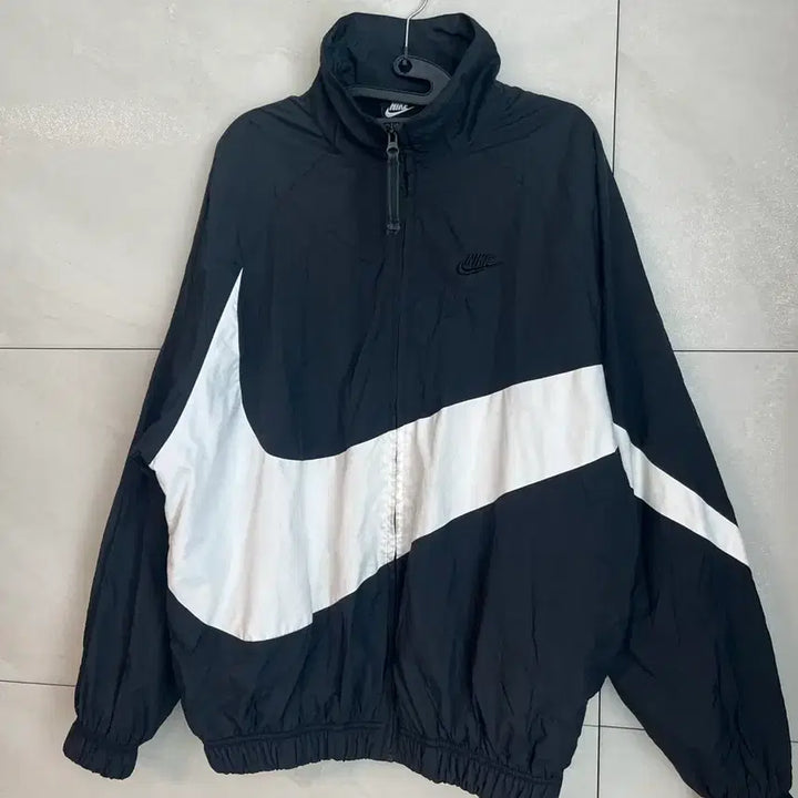 [SOLD OUT] (해외/L) 나이키 빅스우시 바람막이 자켓 블랙/화이트