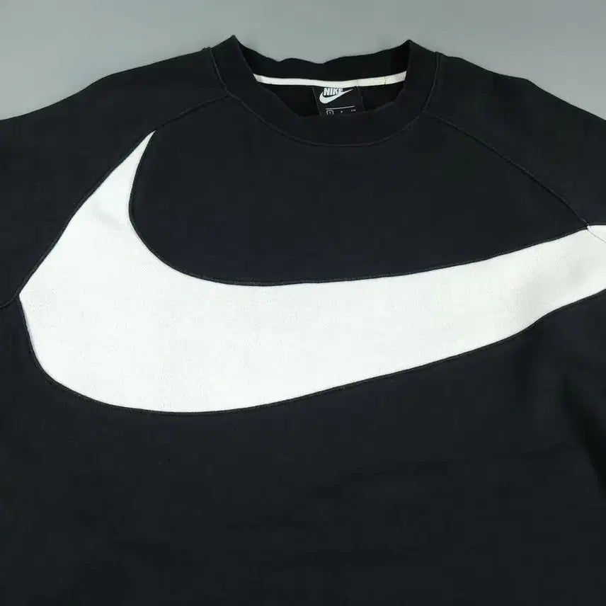 [BUNJANG] Nike Big Swoosh Logo Raglan Cotton Blend Sweatshirt / 나이키 블랙 화이트 빅스우시 로고 레글런 코튼블렌드 맨투맨 티셔츠 L