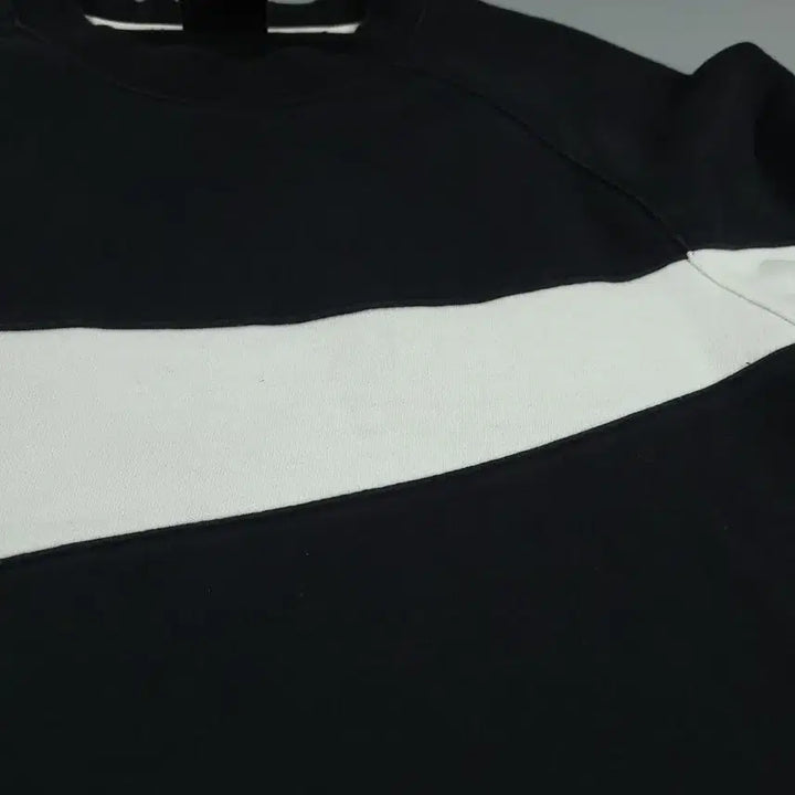 [BUNJANG] Nike Big Swoosh Logo Raglan Cotton Blend Sweatshirt / 나이키 블랙 화이트 빅스우시 로고 레글런 코튼블렌드 맨투맨 티셔츠 L
