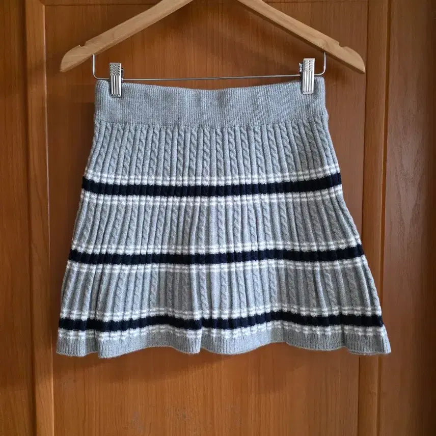 [BUNJANG] Striped Gray Knit &amp; Skirt Set / (새상품) 스트라이프 그레이 니트&amp; 스커트 세트