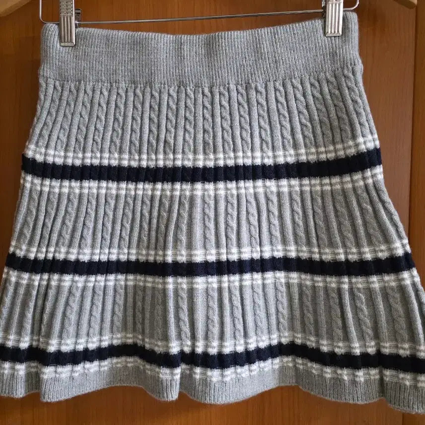 [BUNJANG] Striped Gray Knit &amp; Skirt Set / (새상품) 스트라이프 그레이 니트&amp; 스커트 세트
