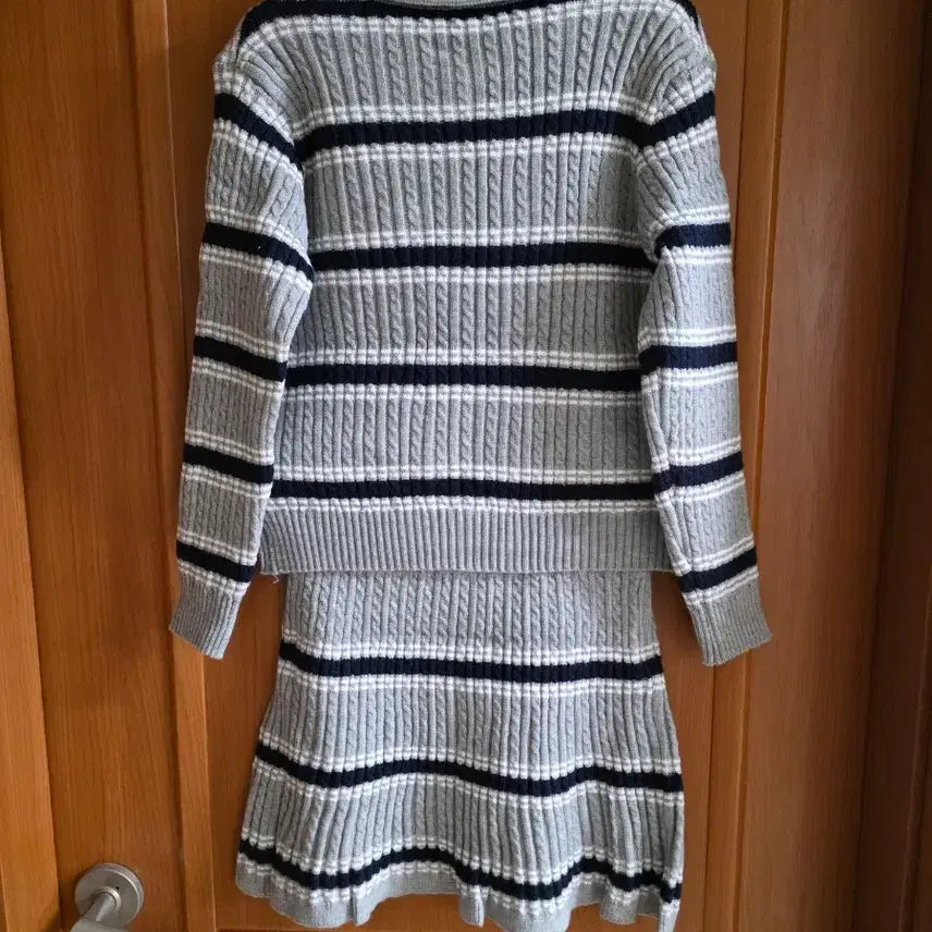 [BUNJANG] Striped Gray Knit &amp; Skirt Set / (새상품) 스트라이프 그레이 니트&amp; 스커트 세트
