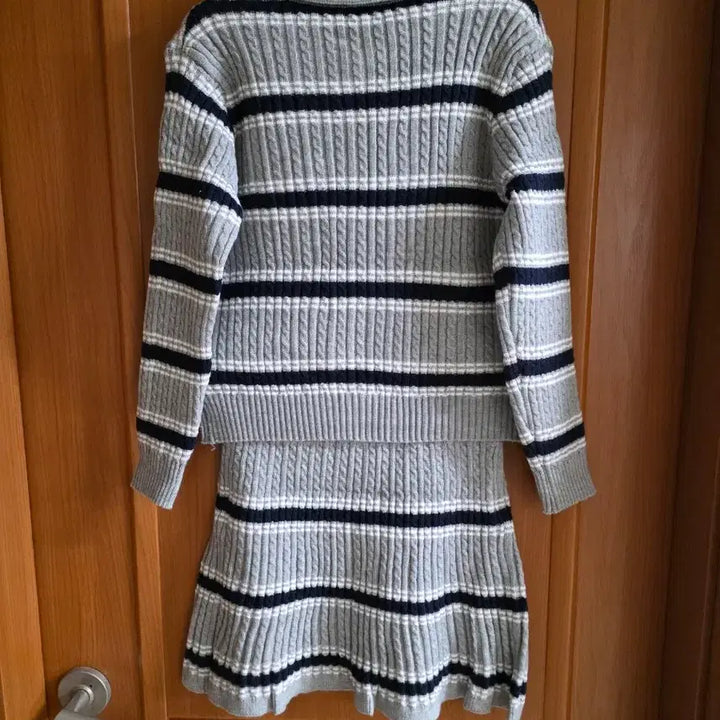 [BUNJANG] Striped Gray Knit &amp; Skirt Set / (새상품) 스트라이프 그레이 니트&amp; 스커트 세트