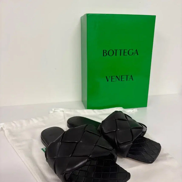 [SOLD OUT] 급처 보테가베네타 리도 플랫 슬리퍼 샌들