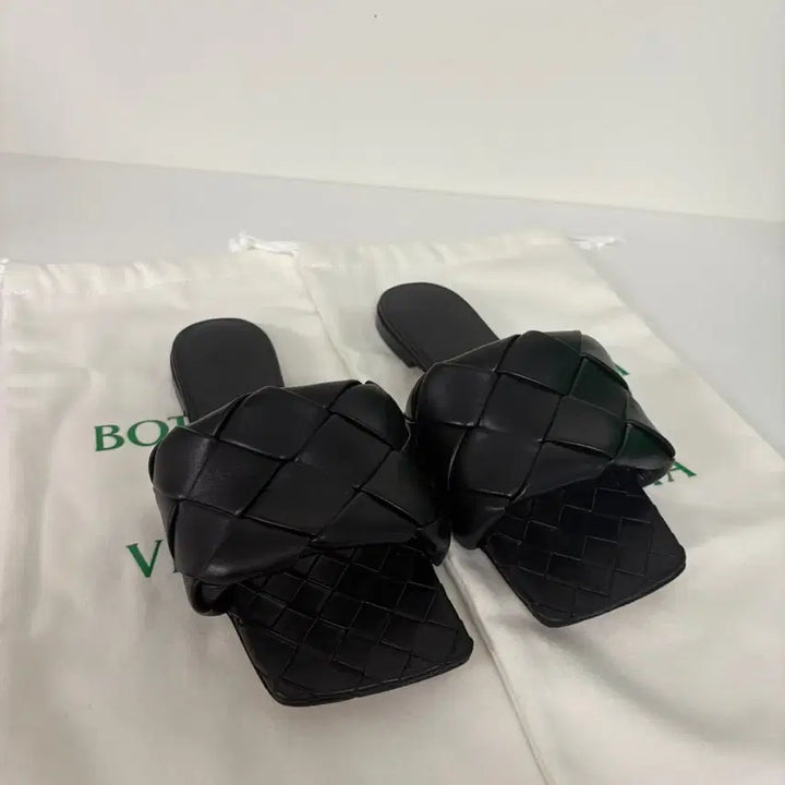 [SOLD OUT] 급처 보테가베네타 리도 플랫 슬리퍼 샌들