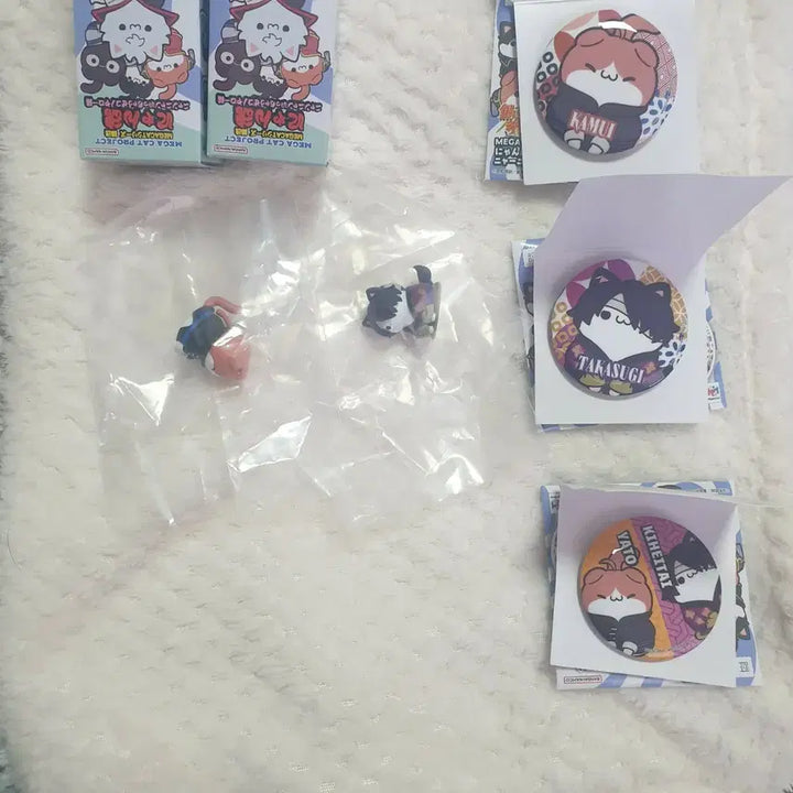 [BUNJANG] Gintama Mega Cat Figure &amp; Badge Set / 은혼 메가캣 피규어 뱃지 타카스기&amp;카무이 일괄