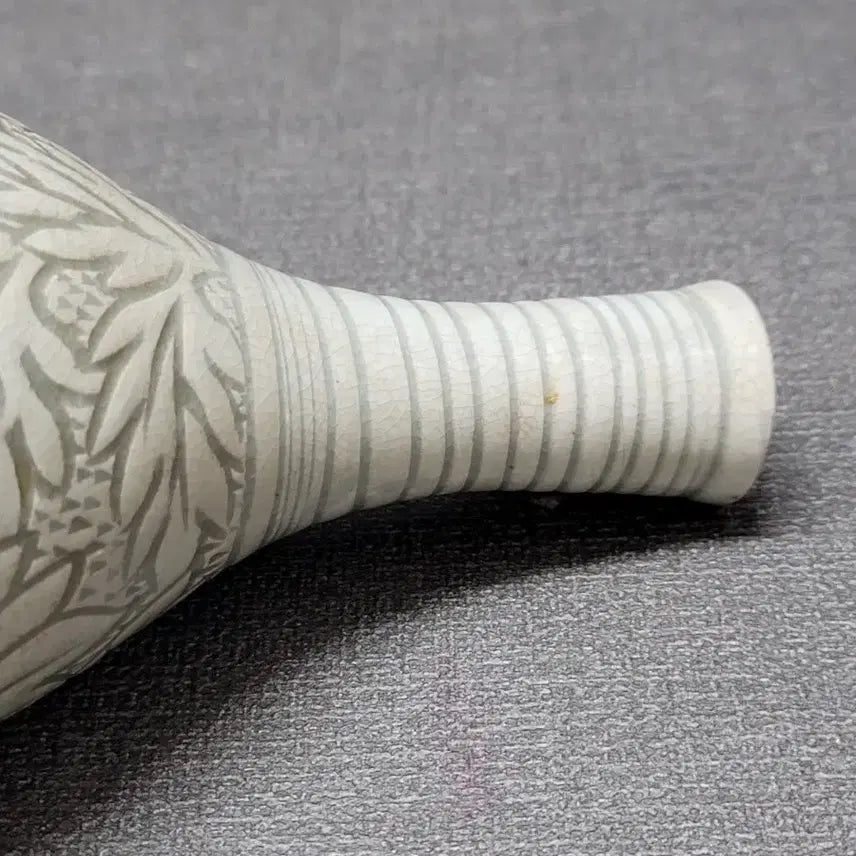 [BUNJANG] Godangyo Jo Du-eon Celadon Porcelain Yin Yang Carved Flower Pattern Wine Bottle / 고당요 조두언선생 청자 음양각 화문 주병 도자기
