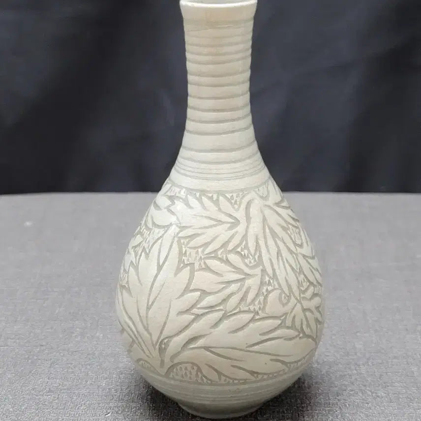 [BUNJANG] Godangyo Jo Du-eon Celadon Porcelain Yin Yang Carved Flower Pattern Wine Bottle / 고당요 조두언선생 청자 음양각 화문 주병 도자기