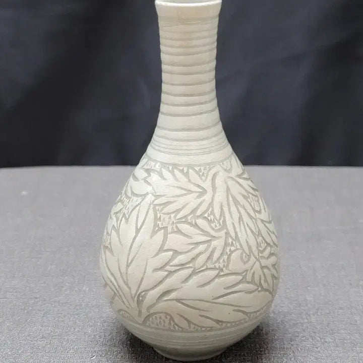 [BUNJANG] Godangyo Jo Du-eon Celadon Porcelain Yin Yang Carved Flower Pattern Wine Bottle / 고당요 조두언선생 청자 음양각 화문 주병 도자기