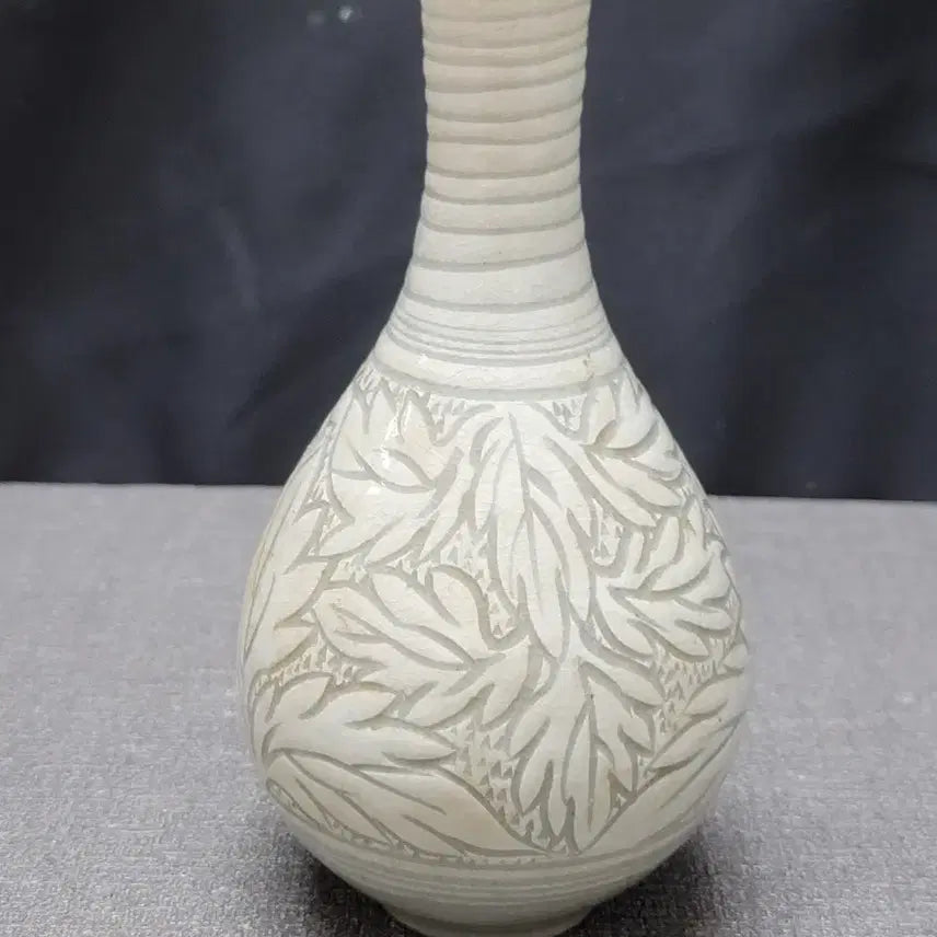 [BUNJANG] Godangyo Jo Du-eon Celadon Porcelain Yin Yang Carved Flower Pattern Wine Bottle / 고당요 조두언선생 청자 음양각 화문 주병 도자기